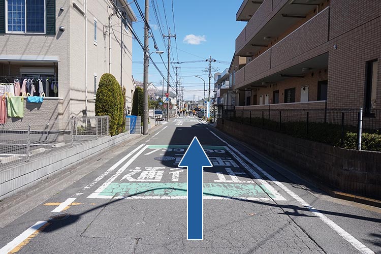 直進します