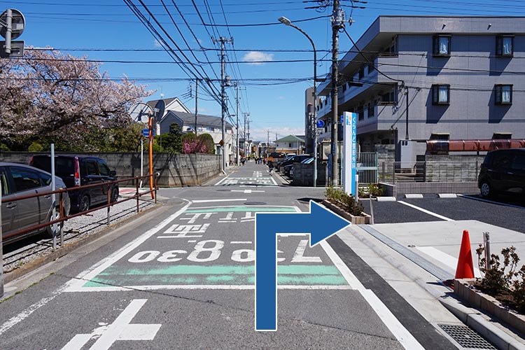 目印の看板の手前を右手が当院です